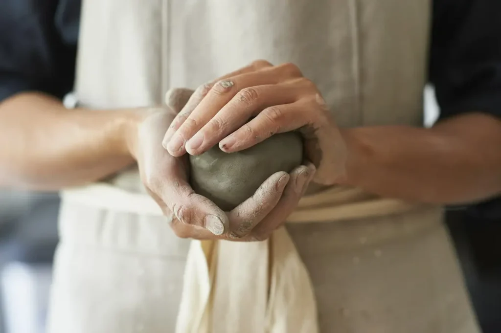 kulka gliny w dłoniach